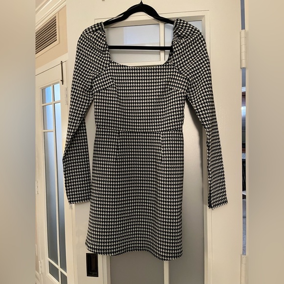 SOLD - Houndstooth Mini Long Sleeve Dress Size M - Picture 3 of 8